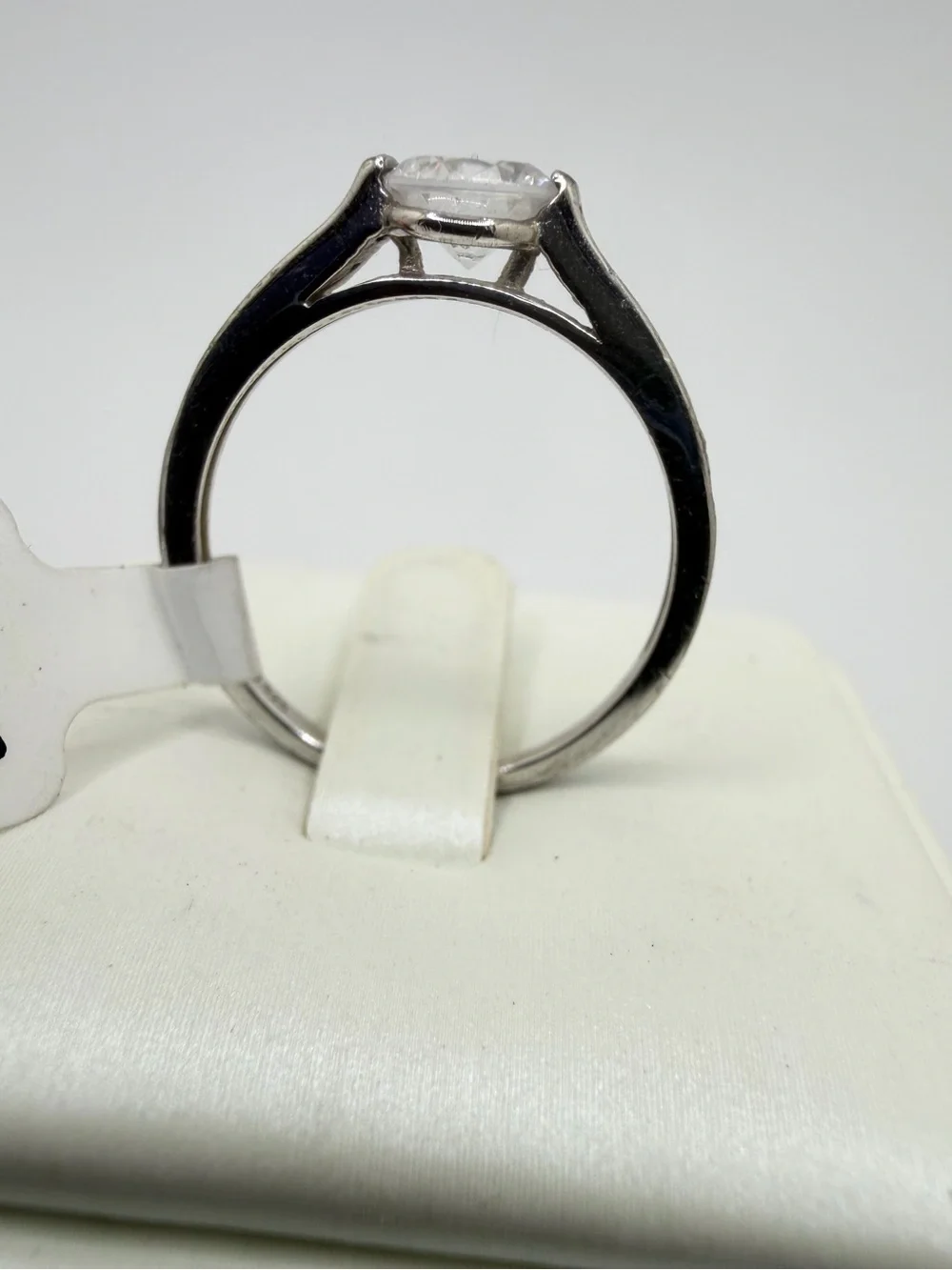 Classic 6mm round cut cubic zirconia ring w/ accent cz stones in stamped 925!
